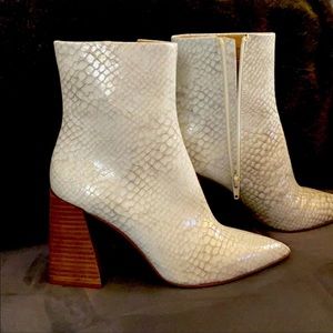 Steve Madden White/cream (maybe winter white)  snakeskin boots